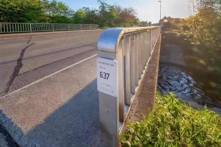 Weil die kleine Brücke über den Rehbach in der Iggelheimer Straße saniert wird, muss die Straße gesperrt werden. 