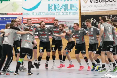 Ausgelassen tanzt die SV 64-Truppe und besingt gemeinsam den Derbysieg gegen Saarlouis sowie den Einzug in den DHB-Pokal.