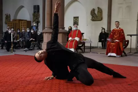 Pfingst-Vigil der Heilig-Geist-Gemeinde in der Lauterer Marienkirche mit dem Tänzer und Choreographen Huy Tien Tran.