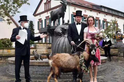 Das Brautpaar Anton und Carola Theimer hat den Geißbock nach Deidesheim gebracht, hier mit Lambrechts Bürgermeister Karl-Günter 