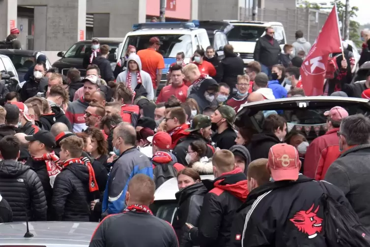 Freudenfest mit bitterem Beigeschmack: Beim Feiern am Fritz-Walter-Stadion haben es einige Fans am Samstag offenkundig mit Maske