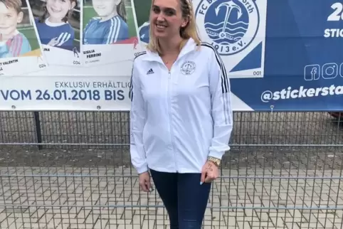 Christina Ferrinin vor dem Wörther Stadion. Auf dem Plakat wirbt die älteste Tochter für Fußball beim FC Bavaria. 