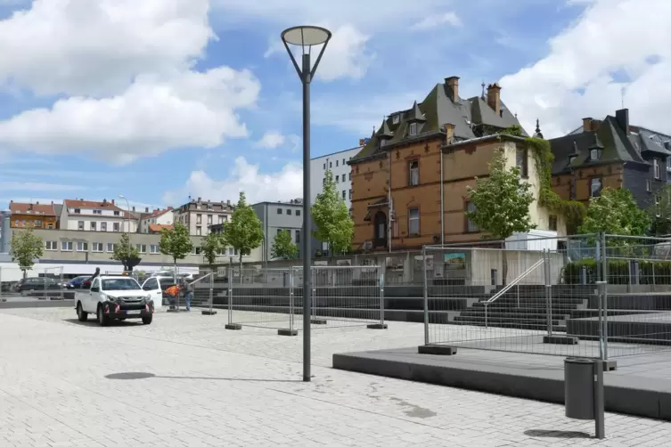 Auf dem Joseph-Krekeler-Platz soll eigentlich Kunst zu sehen sein. Der Künstler hat jedoch Angst wegen des vielen Winds.