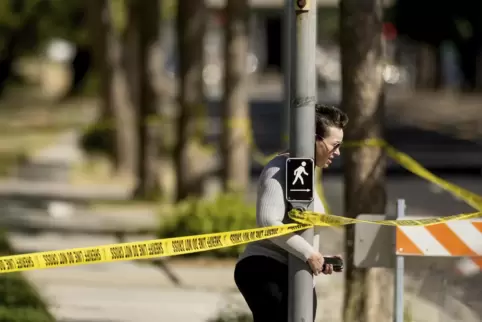 Eine Frau verlässt den Tatort der Schießerei in einer Anlage der Santa Clara Valley Transportation Authority (VTA).