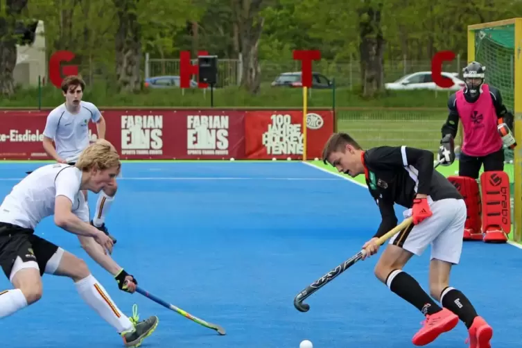 Jonas Förster bei einem seiner ersten beiden Länderspiele gegen Belgien (rechts am Ball). ...