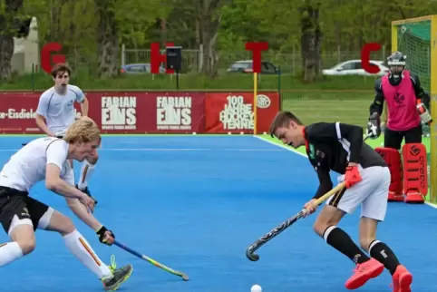 Jonas Förster bei einem seiner ersten beiden Länderspiele gegen Belgien (rechts am Ball). ...