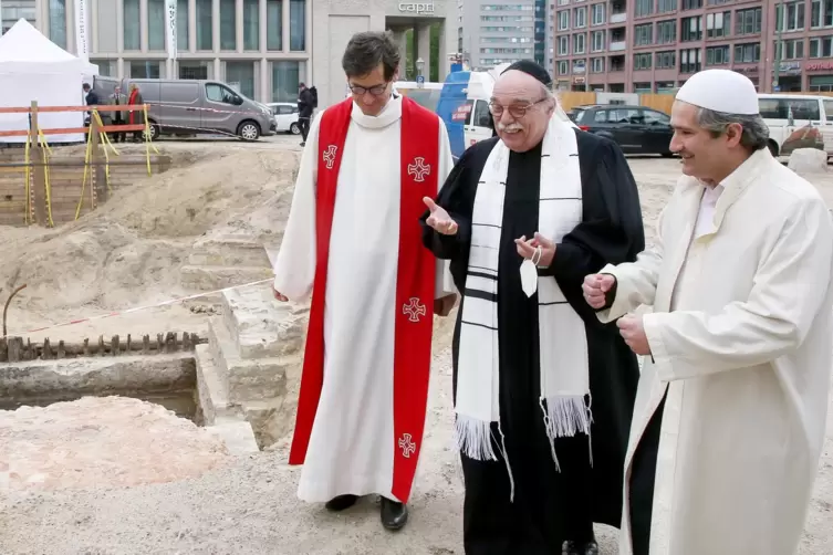 Freuen sich auf ein gemeinsames Gotteshaus: Pfarrer Gregor Hohberg (links), Rabbiner Andreas Nachama und Imam Kadir Sanci. 