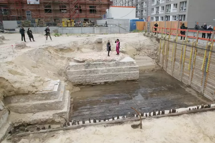 Blick auf die Baustelle, die auf der Spreeinsel mitten in Berlin liegt. 