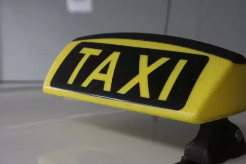 Nur wer an der Haustür abgeholt oder abgesetzt werden will, muss beim Taxiunternehmen direkt anrufen.