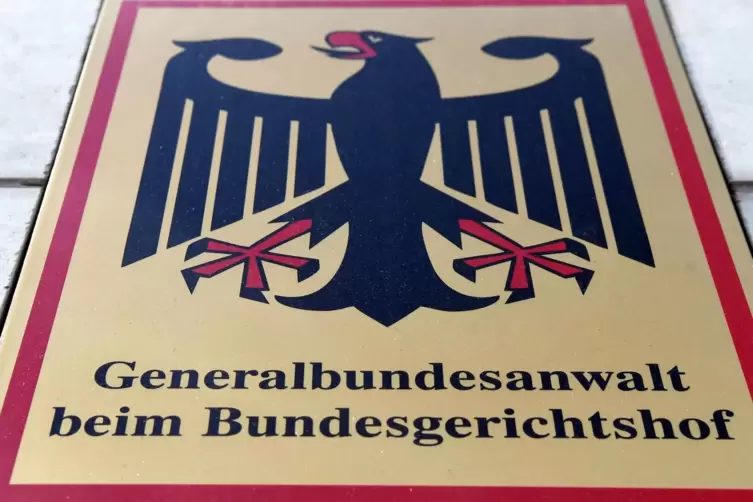 Ein Hinweisschild mit Bundesadler und dem Schriftzug „Generalbundesanwalt beim Bundesgerichtshof" ist an der Bundesanwaltschaft 