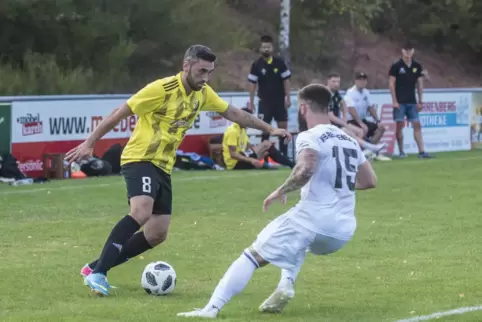 Elegant am Ball: Ricky Pinheiro (links). Hier trägt er noch das Trikot des SV Morlautern im Duell mit Nico Kiefaber vom VfB Reic