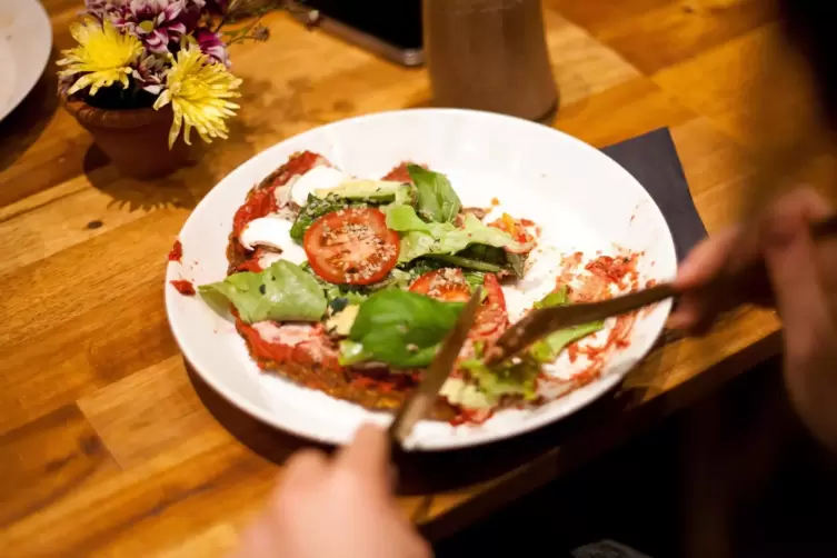 Nicht nur im Biergarten, auch innen im Restaurant dürfen ab Sonntag im Landkreis Kaiserslautern wieder Gäste zum Essen Platz neh