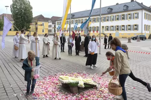 Gab es auch im Corona-Jahr 2020: Blumenteppich vor dem Dom. 