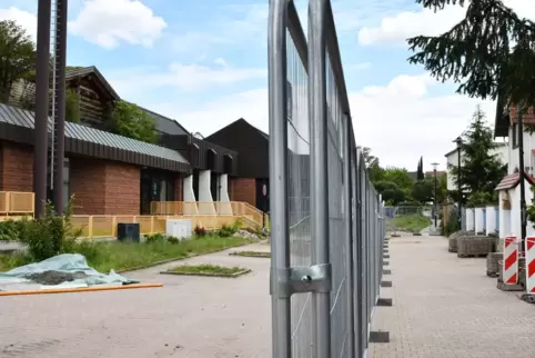 Eine Barriere, die die Häuser in der Großen Allee wirksam vor dem Lärm der benachbarten Therme-Baustelle schützt, muss mindesten