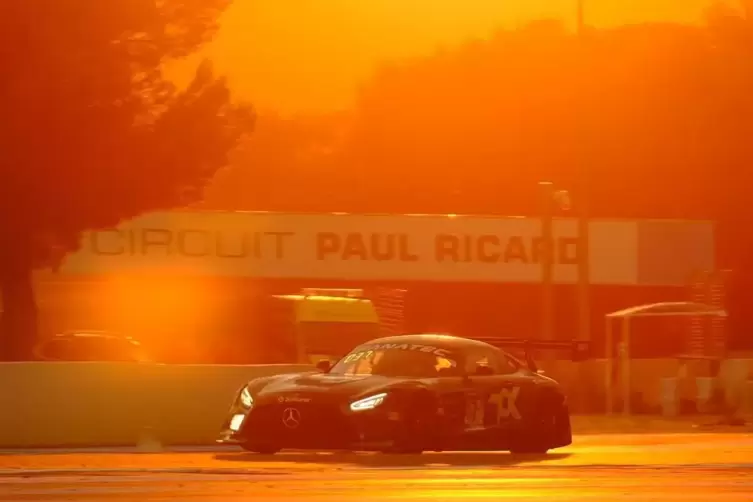 Abendstimmung in Le Castellet: Eine unverschuldete Kollision warf den Toksport-Mercedes früh zurück. 