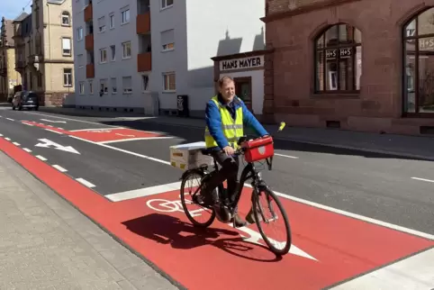 Radfahr-Aktivist Erhard Vortanz hält die roten Streifen für unsicher. 