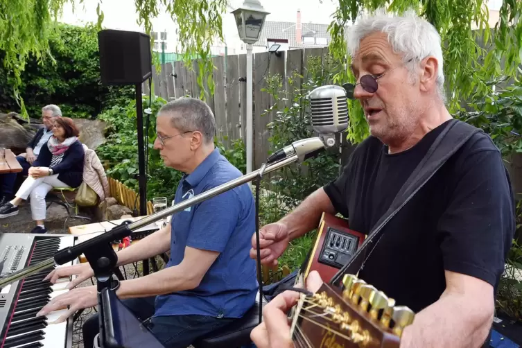 Beim Konzert im Konfetti: Das Rock-Duo Think Twice mit Ede Eber-Huber und Frank Süß am Keyboard.