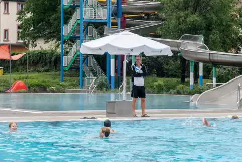 Es warten viele Menschen darauf, endlich wieder im Stadionbad schwimmen zu können. 