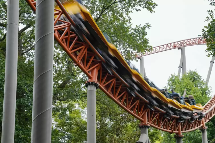 Holiday Park: Bald dürfen wieder Besucher in der Achterbahn sitzen.