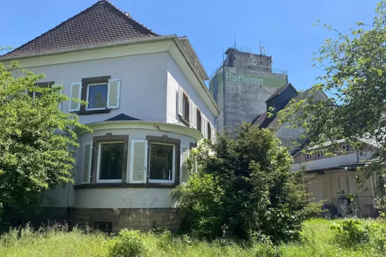 Die Villa mit dem Silo-Turm im Hintergrund.