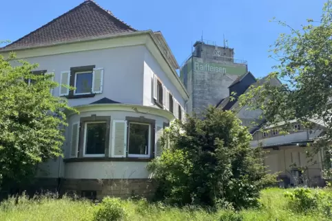 Die Villa mit dem Silo-Turm im Hintergrund.