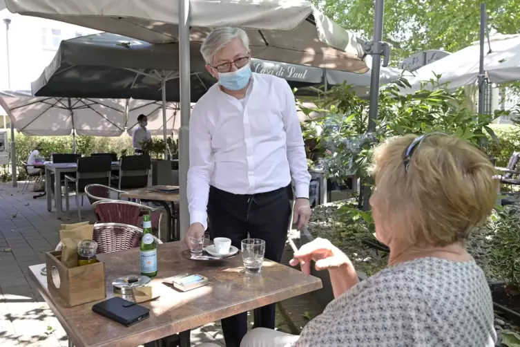 Endlich wieder! Vlado Dmitriew serviert im „La Casa di Laul“ einen Espresso.