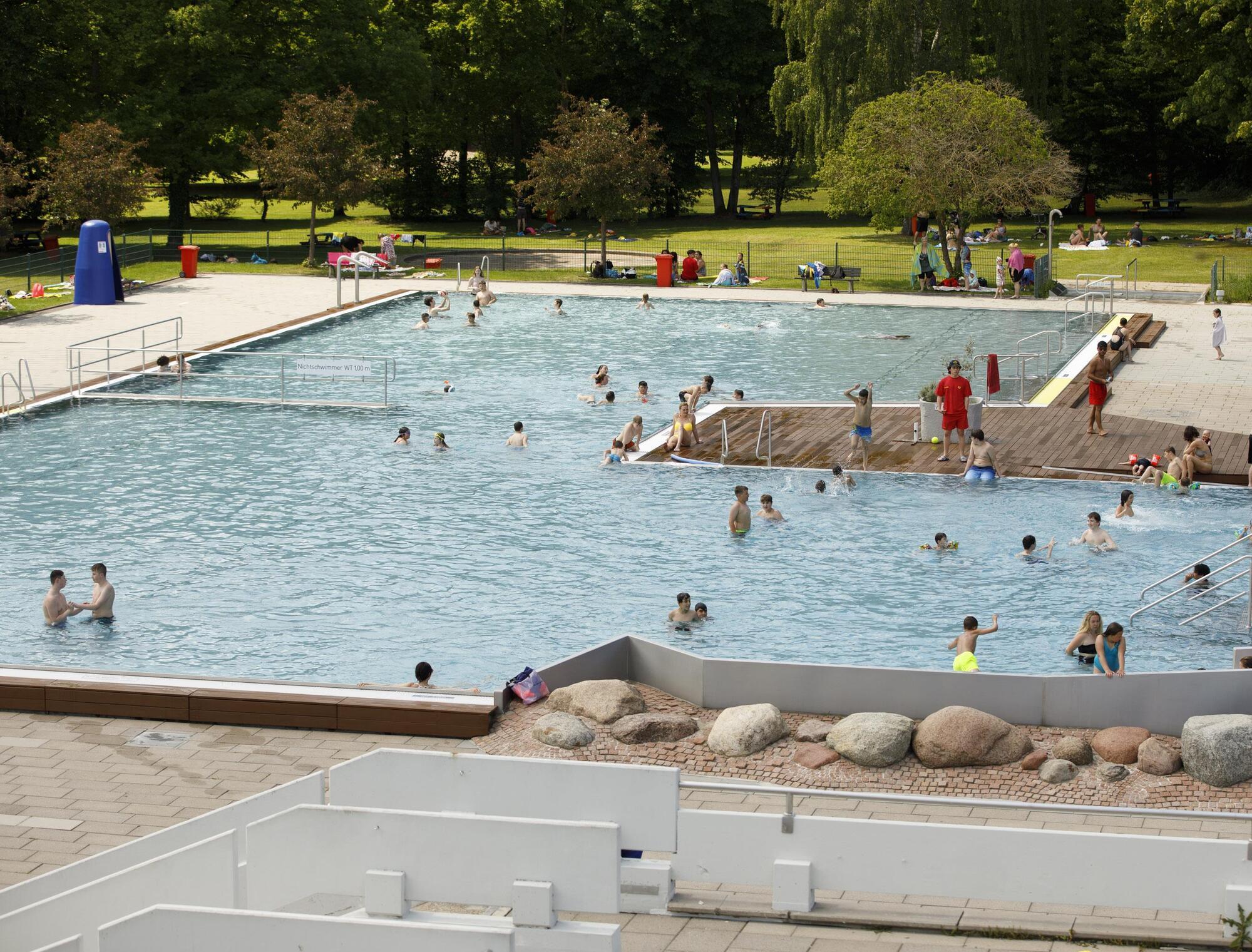 Saisonauftakt Der Freibader In Der Stadt Bei Perfektem Wetter Kaiserslautern Die Rheinpfalz