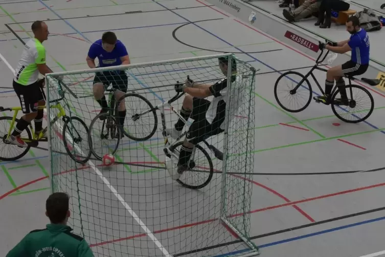 Hoffen auf die Rückkehr in die Halle: die Radballer des RV Bolanden (im blauen Trikot Robert Wehnert , Mitte, und Peter Sziedat)