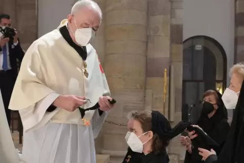 Melanie Lang (vorne, kniend) bei ihrer Ernennung im Speyerer Dom. 