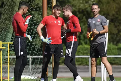 Torwarttrainer Sven Höh (rechts) mit den FCK-Schlussleuten Avdo Spahic, Lorenz Otto und Matheo Raab. 