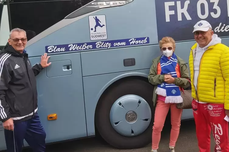 Treue Fans: Herbert Raab (rechts) und seine Ehefrau Uschi mit FKP-Betreuer Bernd Schütz am Mannschaftsbus. 