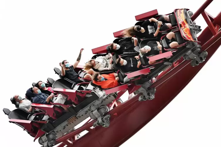 Die Besucher des Holiday Parks genießen die Achterbahn Sky Scream.