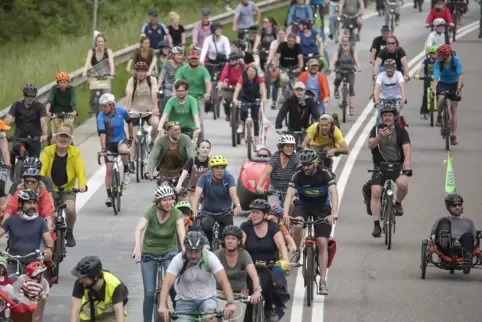 Mit einem Konzert Hunderter Fahrrad-Klingeln waren die Teilnehmer der Demo in Landau gestartet. 