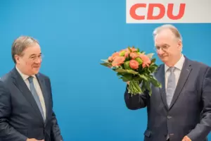 Blumen für den Sieger: Sachsen-Anhalts Ministerpräsident Reiner Haseloff (rechts) und CDU-Chef Armin Laschet am Montag in der Be