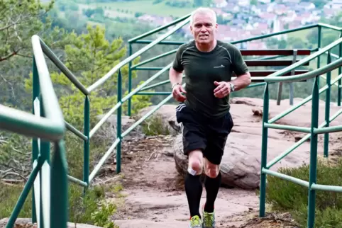 Der Höhepunkt der Joggingrunde mit Klaus Peter: die Aussichtsplattform am Löffelsberg bei Busenberg mit imposantem Blick auf Sch