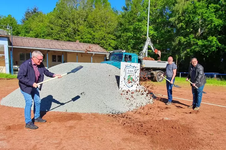 Bagger, Lastwagen und viel Handarbeit: Der Hartplatz des SSV Höheinöd weicht einem Rasenplatz. Bürgermeister Lothar Weber sowie 