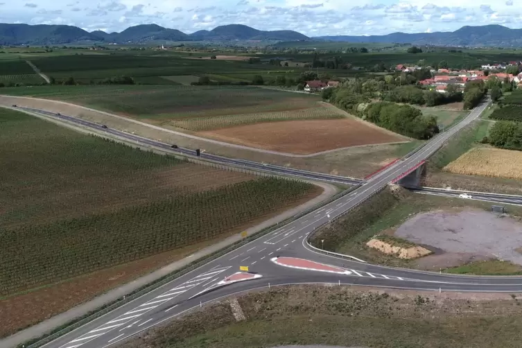 Die Ortsumgehung bei Impflingen ais der Vogelperspektive. Der Verkehr wird während der Baumaßnahme über die B38 umgeleitet. 