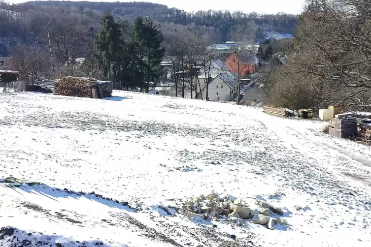 Das Neubaugebiet entsteht nordwestlich der Straße Dorfberg – hier ein Foto vom Februar.