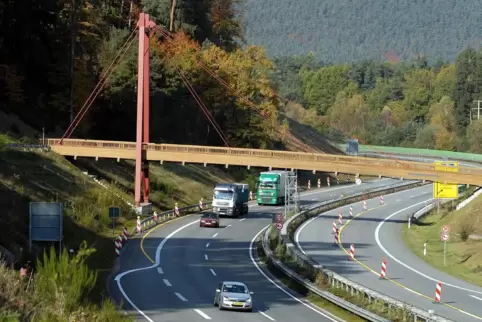 Die Fußgängerbrücke über die B 10 am Ständenhof musste überprüft werden. Dadurch verzögerte sich der Beginn der Straßensanierung