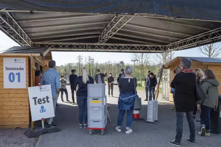 In der Corona-Teststation kommen Buden zum Einsatz, die sonst auf dem Christkindelmarkt stehen. Unser Bild zeigt die Einweisung 