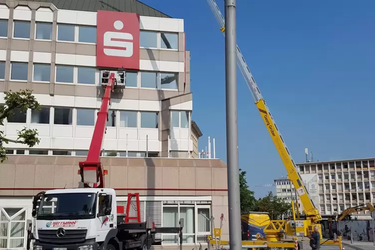 Am Mittwochmorgen ging es diesem Sparkassen-Schild an den Kragen.