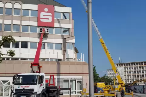 Am Mittwochmorgen ging es diesem Sparkassen-Schild an den Kragen.