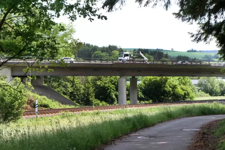 In den kommenden Jahren soll die B-48-Brücke über die Bahngleise zwischen Rockenhausen und der Abfahrt nach Katzenbach durch ein