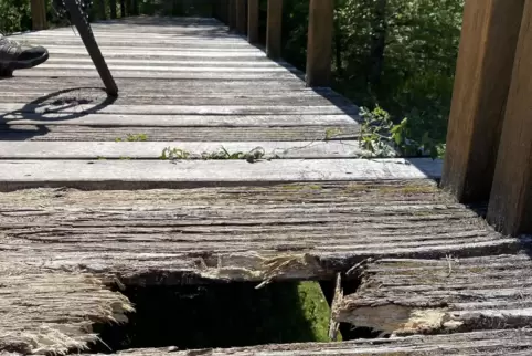 Die schlimmsten Löcher auf der Brücke wurden mit Blechplatten abgedeckt. 