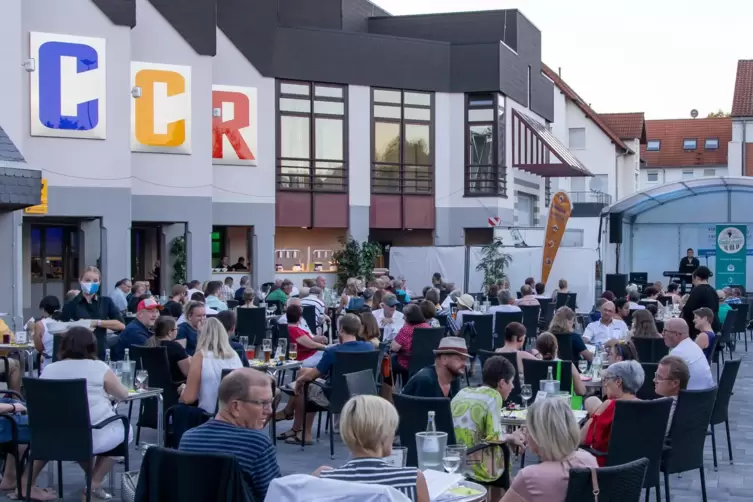 Wie im vergangenen Jahr: Auch diesmal sitzen die Gäste bei der Sommer Lounge im Freien und werden bewirtet.