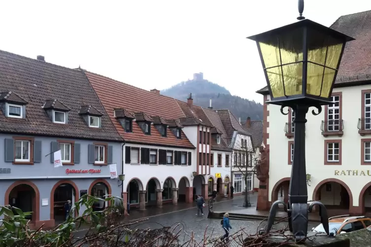 Der Rathausplatz in Annweiler. 