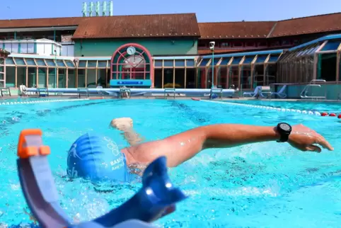 Badepark: Am Donnerstag zogen Schwimmer ihre Bahnen unter blauem Himmel. 