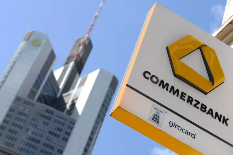 Das Schild einer Commerzbank-Filiale prangt an einer Hausfassade nahe der Zentrale der Commerzbank im Frankfurter Bankenviertel.