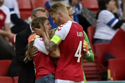 Simon Kjaer tröstet Sabrina Kvist Jensen. .