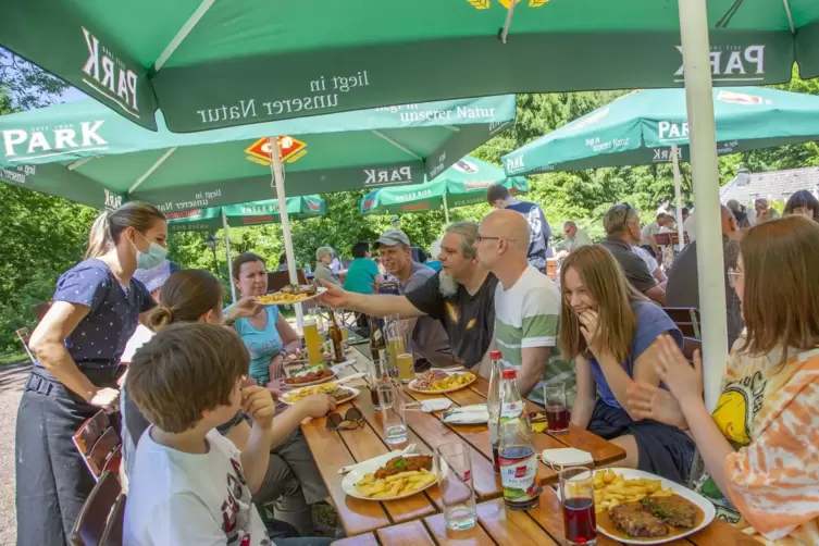 Am Harzbornhaus freuten sich heute Mittag viele Wanderer, dass sie wieder einkehren können.